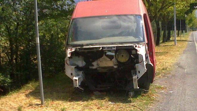 Carcassa di furgone con un carico di rifiuti in via della Pace