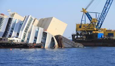 Concordia, agganciati i container d’acciaio alla prua 
