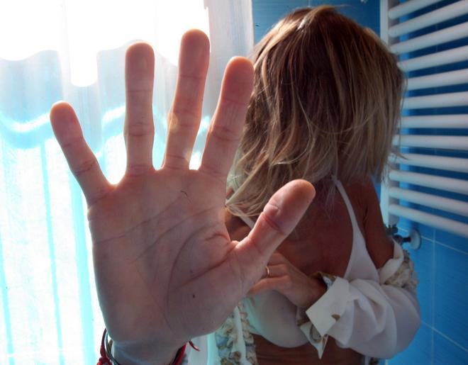 Picchiata e minacciata per otto anni dall’ex marito 