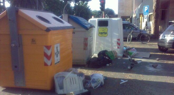 Allarme igienico intorno ai cassonetti della stazione ferroviaria