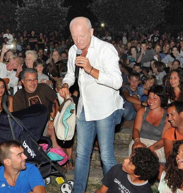 Risate e applausi per il comico Pucci