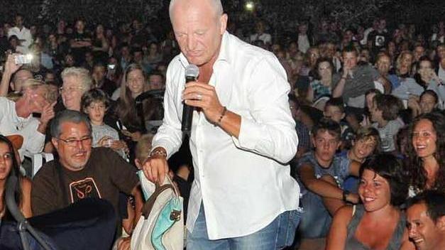 Risate e applausi per il comico Pucci