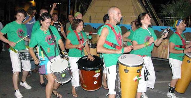 Carri, coriandoli e balli per il carnevale estivo