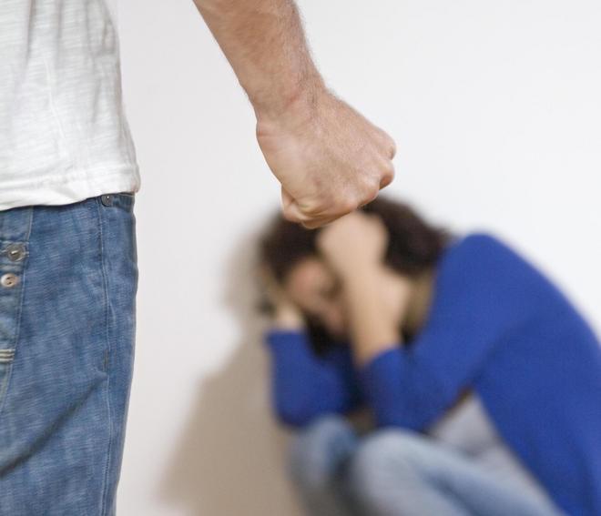 Aggredisce la moglie Interviene il questore 