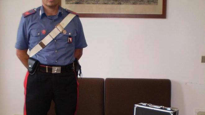 Mezzo chilo di droga in valigia