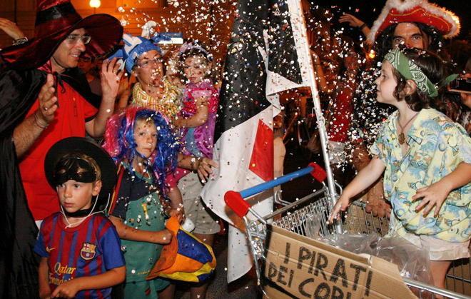 In migliaia sui viali per l’ultima uscita dei carri in notturna 