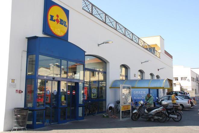 Furto alla Lidl, bloccato un giovane rumeno 