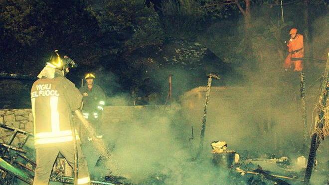 Incendio nella notte in un parcheggio all’aperto a Vallebuia