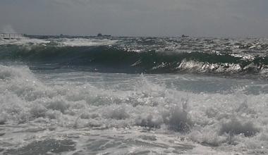 A Livorno la prima vera mareggiata dell’estate: le previsioni 