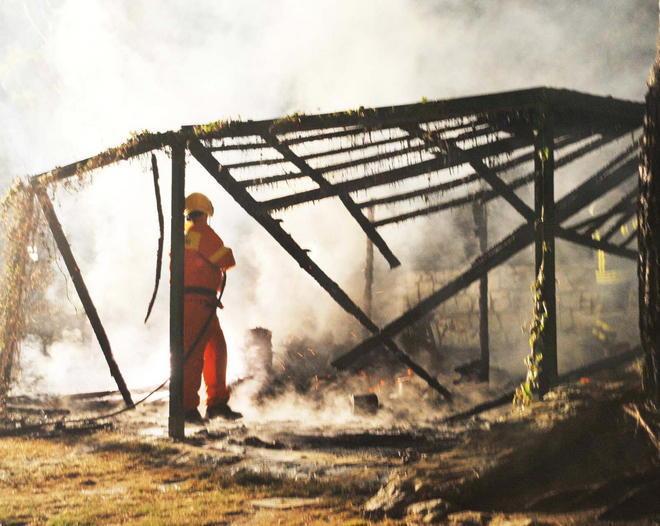 Incendio nella notte in un parcheggio all'aperto a Vallebuia 