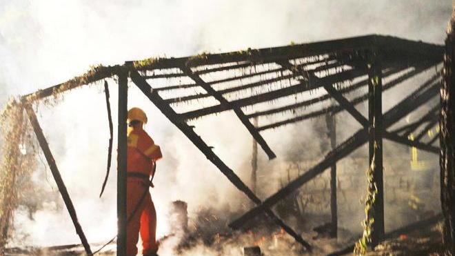 Incendio nella notte in un parcheggio all'aperto a Vallebuia