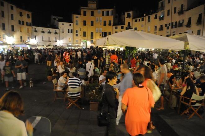 Cade sul pianerottolo di ritorno dalla Notte bianca: in coma 
