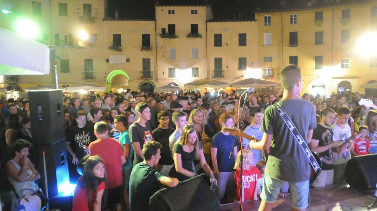 Giovane preso a colpi di bottiglia, aggressione politica in centro