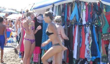 Nuovi sequestri di merce, fuggi fuggi in spiaggia 