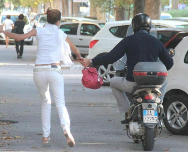 Scippata sul lungomare da un uomo su uno scooter 