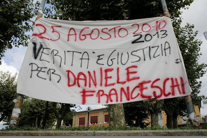 Uno striscione per Daniele Franceschi a tre anni dalla sua morte 