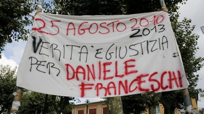 Uno striscione per Daniele Franceschi a tre anni dalla sua morte