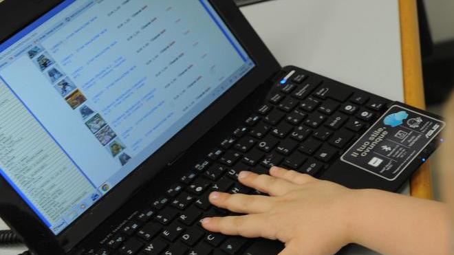 Massa, truffato su Internet «Si è finta prigioniera e mi ha rubato 5.000 euro»