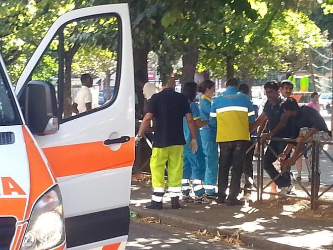 Sorprende un vandalo a danneggiare lo scooter e viene aggredito 
