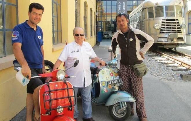 In Vespa dall’Indonesia, ma viene snobbato 
