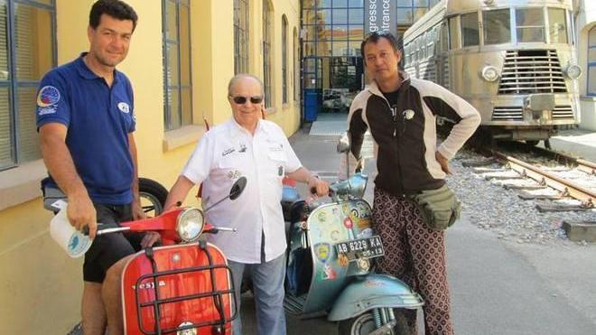 In Vespa dall’Indonesia, ma viene snobbato