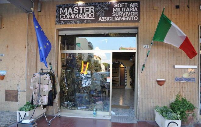 Aggredito e rapinato il titolare di un negozio 