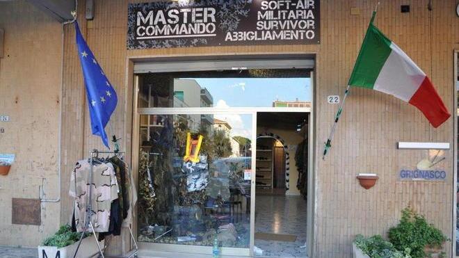 Aggredito e rapinato il titolare di un negozio