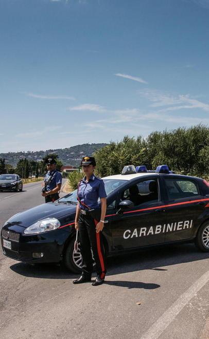 Lascia la figlia a casa e va al party 