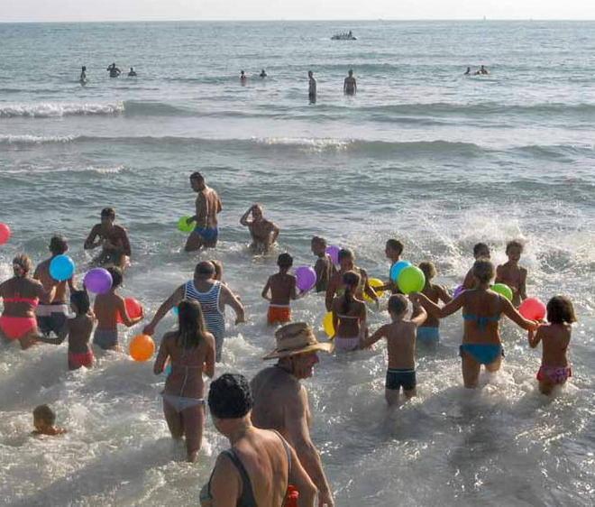 Tuffo collettivo: di corsa i bambini più piano gli adulti 