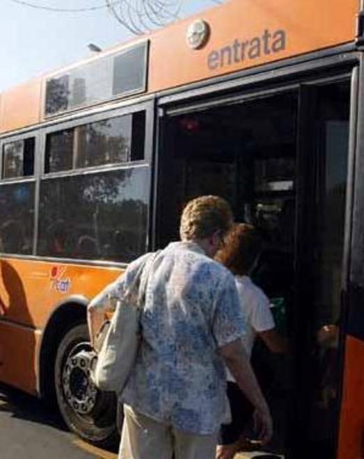 Fiamme sotto il bus: momenti di paura 
