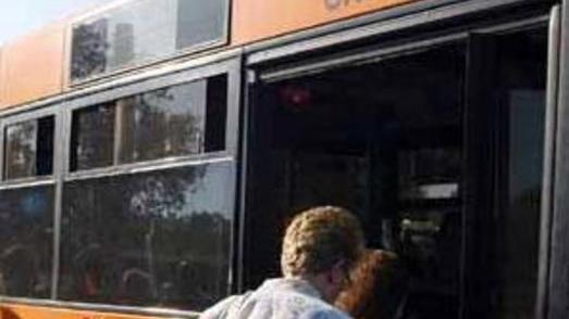 Fiamme sotto il bus: momenti di paura
