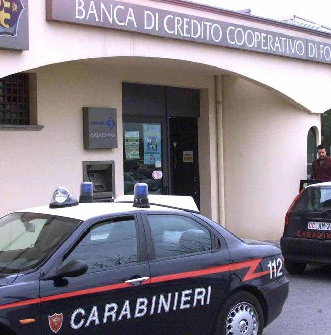 Inseguimenti e perquisizioni in manette banda di rapinatori 