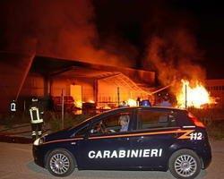 Paura nella notte a Cascine di Buti, incendio devasta un capannone  