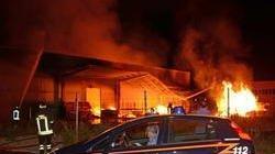 Paura nella notte a Cascine di Buti, incendio devasta un capannone