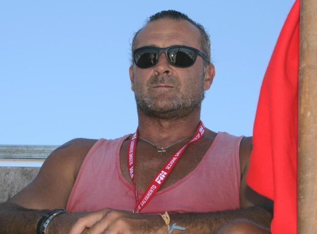 I bagnini salvano dieci persone dall’annegamento 