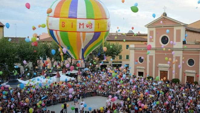 Mongolfiera in volo tra i bimbi in onore di San Genesio
