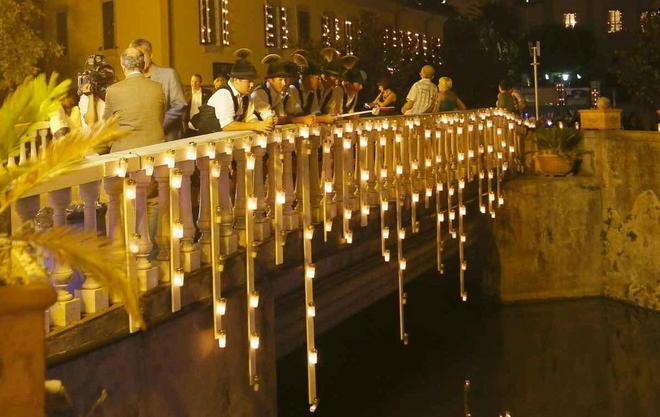 Notte rischiarata da 5mila lumini 