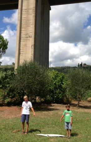 Un pezzo d’auto vola nel giardino 