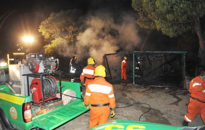 In fiamme il tetto di un parcheggio 