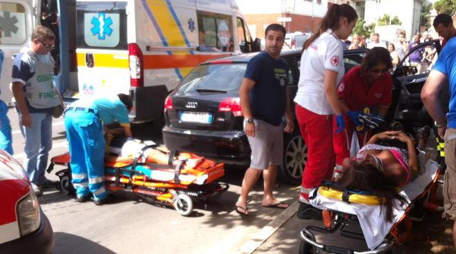 Due feriti in uno spettacolare scontro all’incrocio