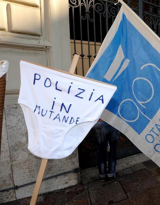 Agenti cinquantenni a rincorrere ladri Polizia in ginocchio 