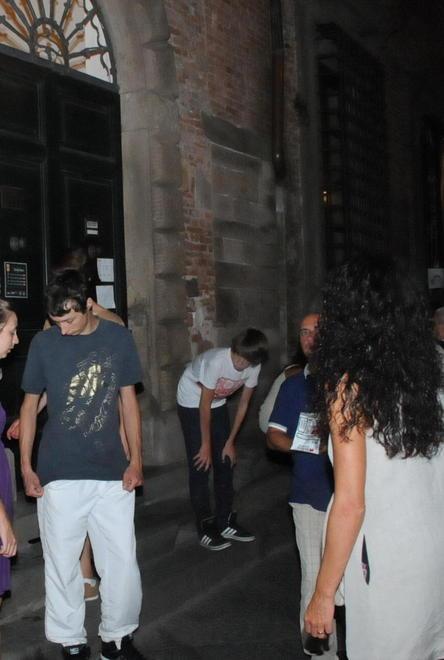 Ferito a bottigliate caccia all’uomo in città 
