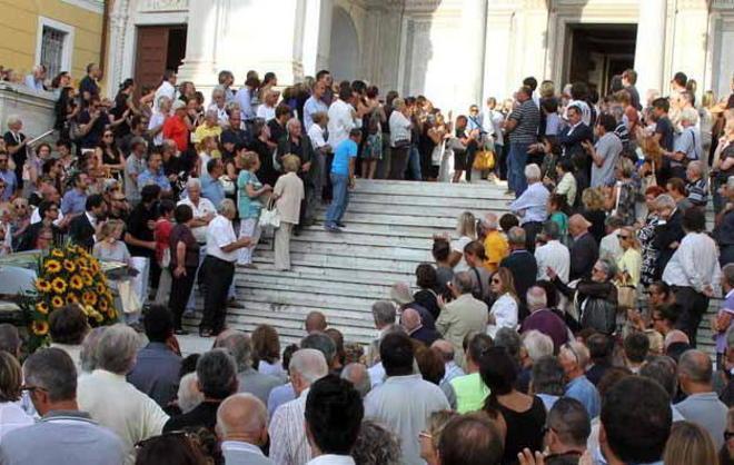 Arancioni in lutto, stop alla festa politica 