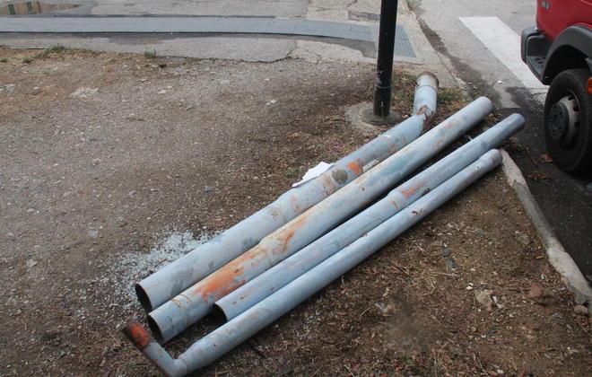 L’auto impazzita abbatte il lampione