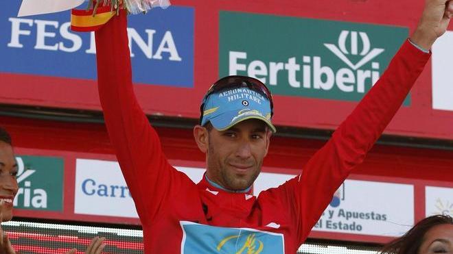 Nibali mostra il segno del comando