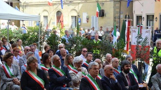 Dolore della piazza per quei 27 bimbi uccisi