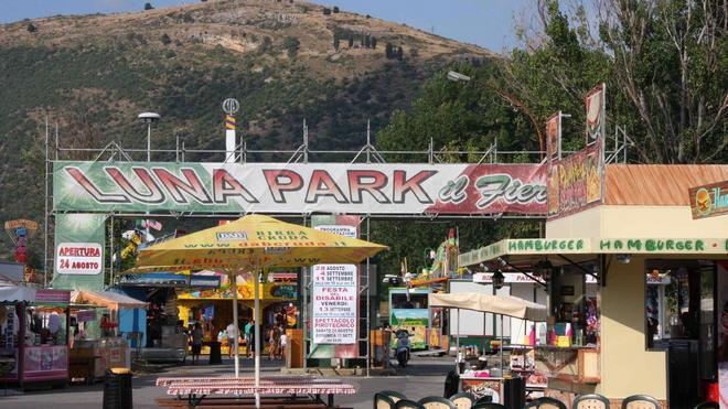 Parcheggiatore abusivo deruba una donna al luna park