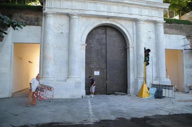Porta Elisa “sbarrata”... a pisani e fiorentini 