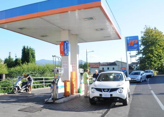 Resiste all’assalto e scaccia i rapinatori 