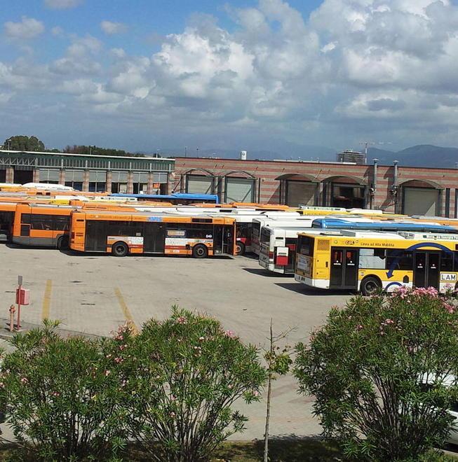Gli autobus restano fermi per la poca manutenzione 